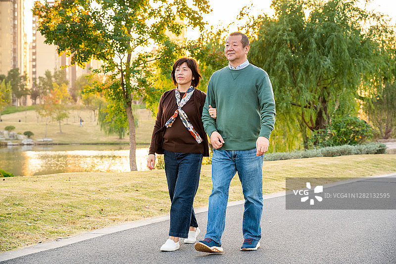 在公园里散步的中国夫妇图片素材