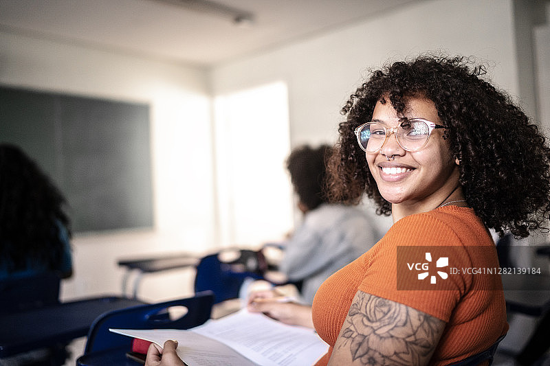 教室中的大学生图片素材