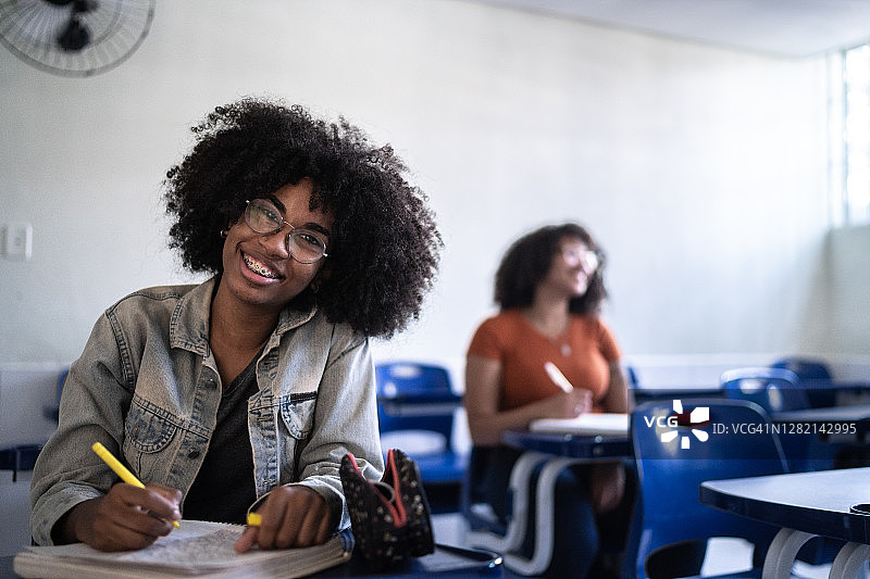教室中的大学生图片素材