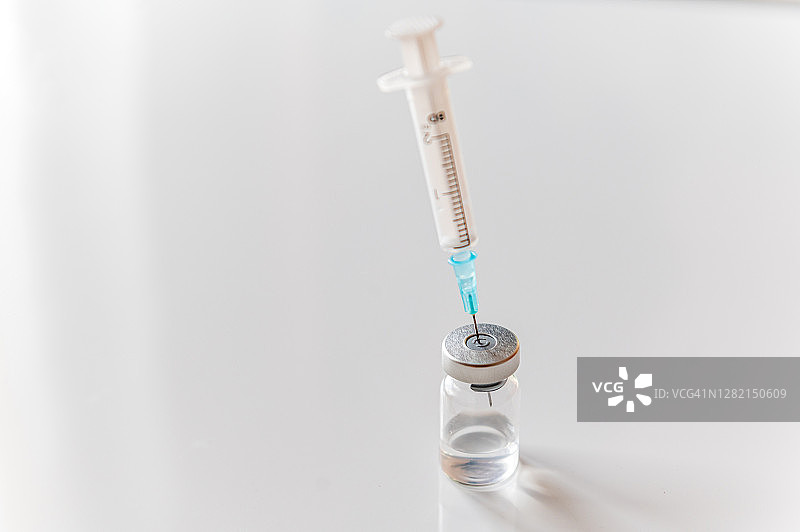 带有医疗用品的注射器图片素材