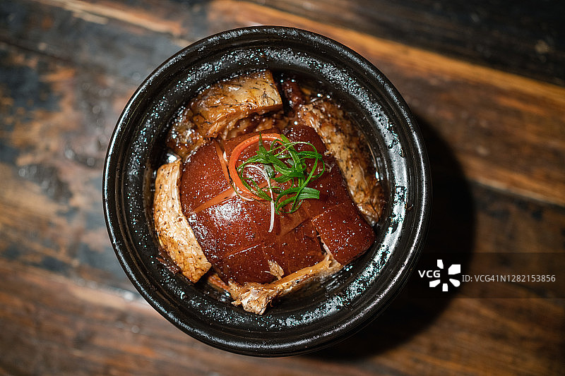 木桌上的东坡肉特写图片素材