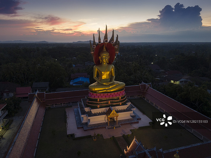 航拍落日余晖下的巨型佛像图片素材