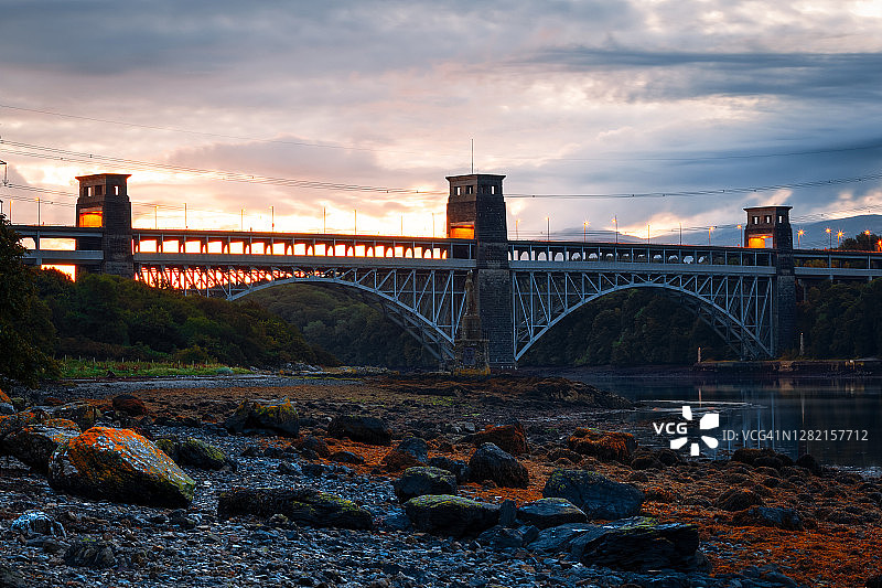 威尔士安格尔西梅奈海峡不列颠尼亚桥日出图片素材