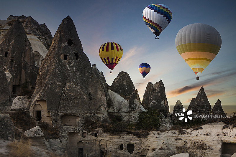 清晨卡帕多奇亚上空飞行的彩色热气球图片素材