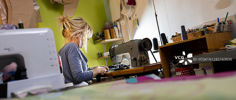 工作中的女装裁缝师图片素材