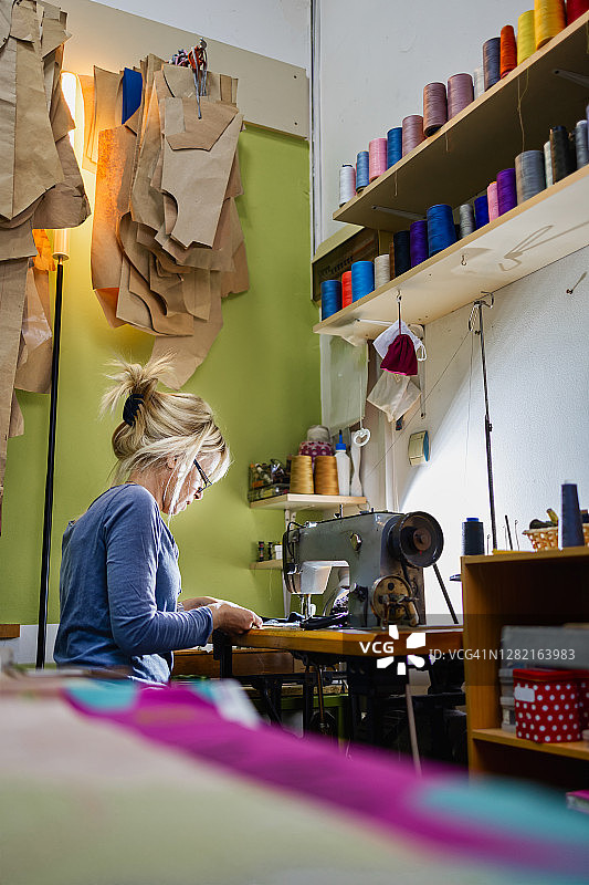 工作中的女装裁缝师图片素材