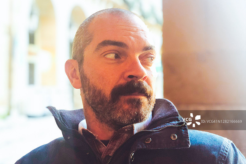 穿着蠕虫服装的中年男人肖像图片素材