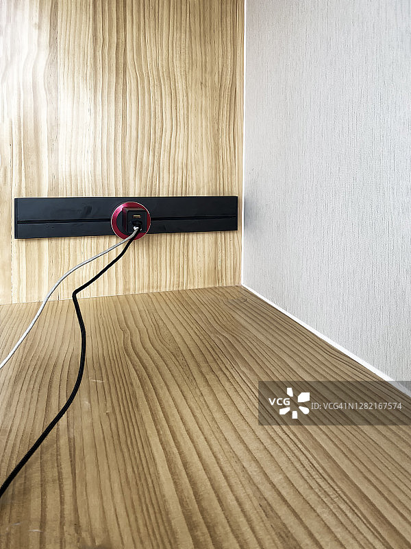 安装在木柜上的滑动插座图片素材