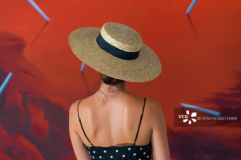 戴帽女人在博物馆看画图片素材