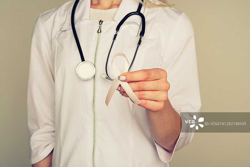 身穿白色制服，系着丝带的女医生图片素材