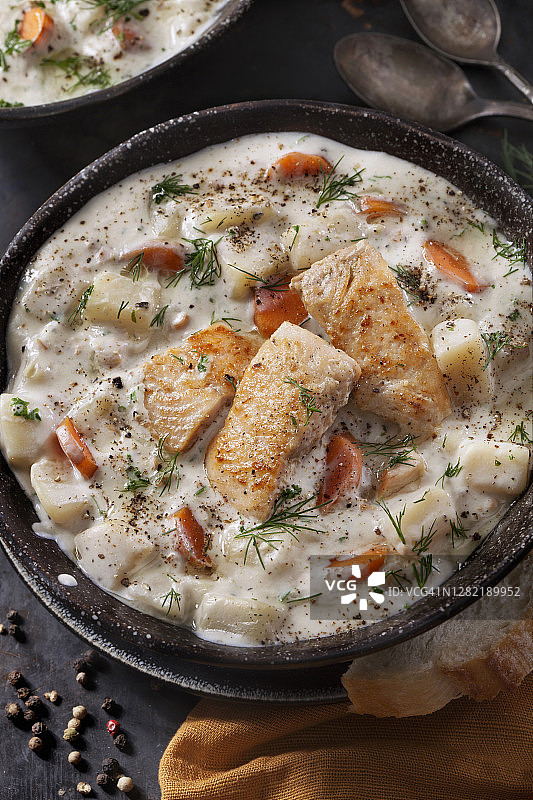 黄油水煮三文鱼浓汤配土豆、胡萝卜和新鲜莳萝图片素材