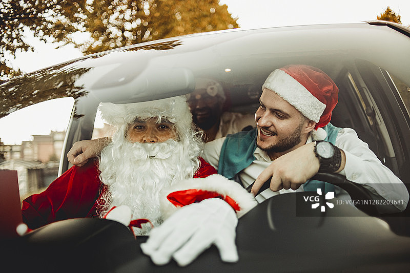 准备迎接新年除夕夜的狂欢派对——快乐的年轻人在车里与圣诞老人一起疯狂派对——新年派对即将开始图片素材