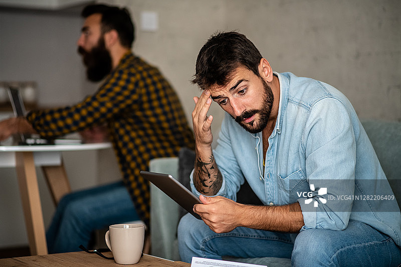 两个朋友一起学习备考图片素材