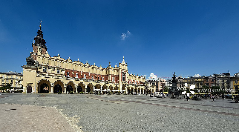 波兰克拉科夫市集广场的文艺复兴时期纺织会馆和市政厅塔楼图片素材