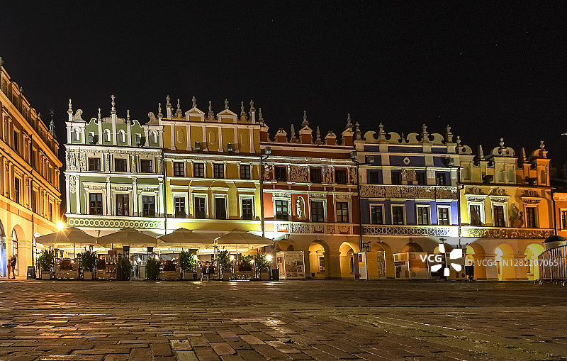 扎莫希奇Rynek广场上夜晚被照亮的传统亚美尼亚风格房屋图片素材