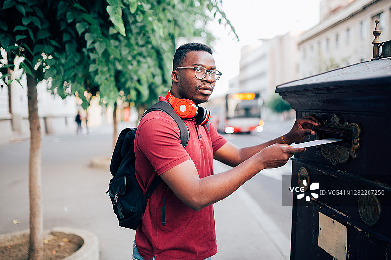 年轻的非裔美国人通过邮寄方式投票图片素材