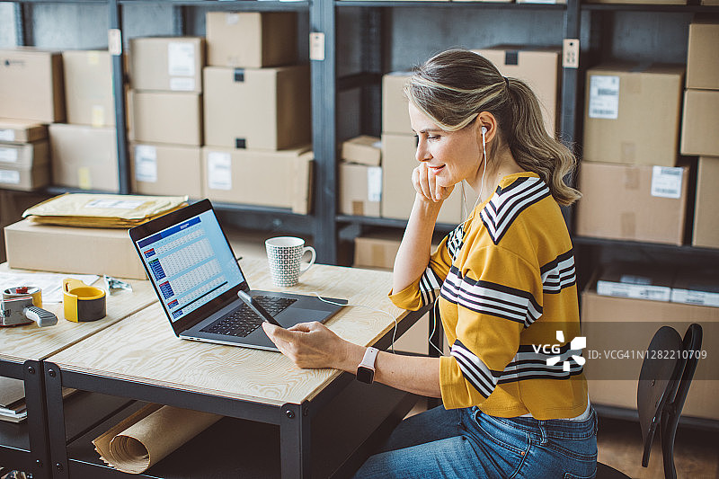 中年妇女经营网上商店图片素材