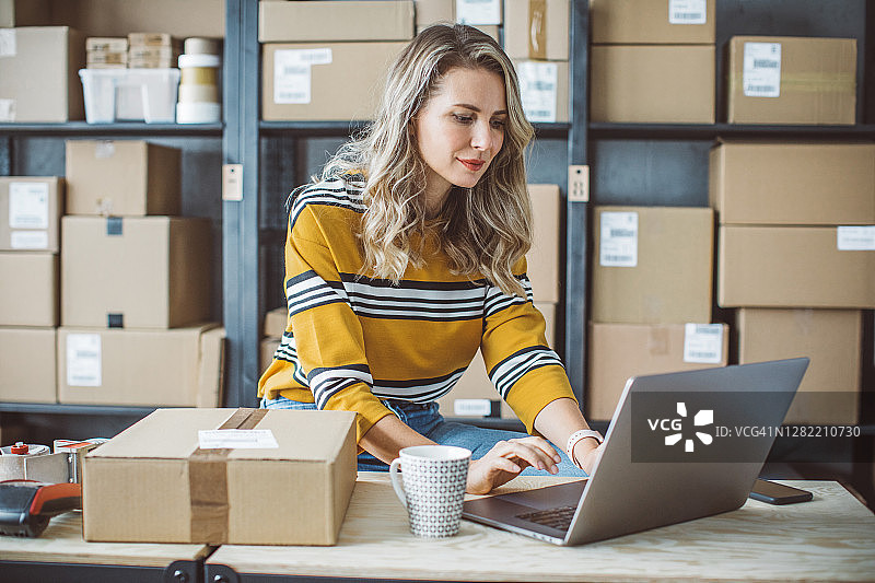 中年妇女经营网上商店图片素材