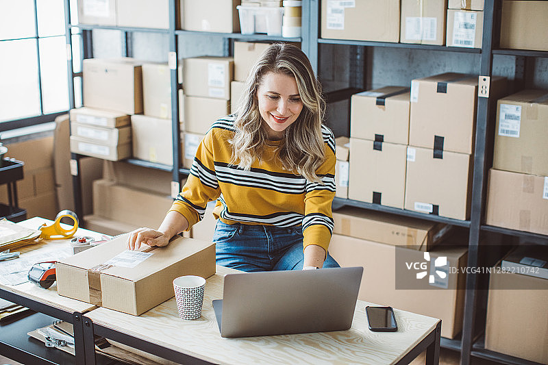 中年妇女经营网上商店图片素材