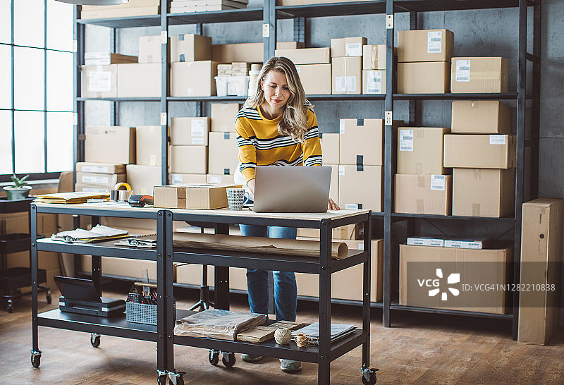 中年妇女经营网上商店图片素材
