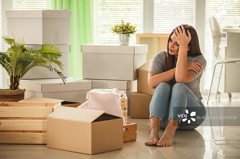 坐在盒子里的搬家女子图片素材