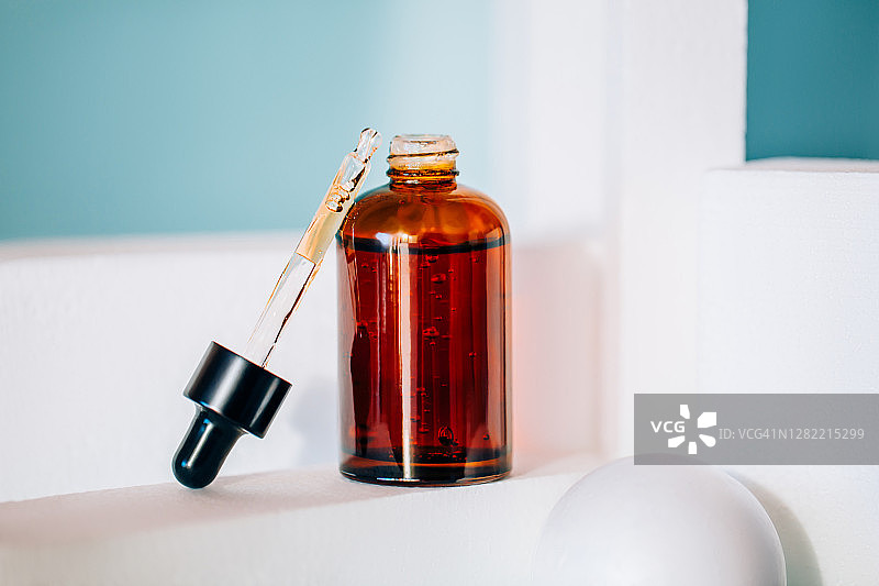现代工作室中的玻璃滴管瓶图片素材