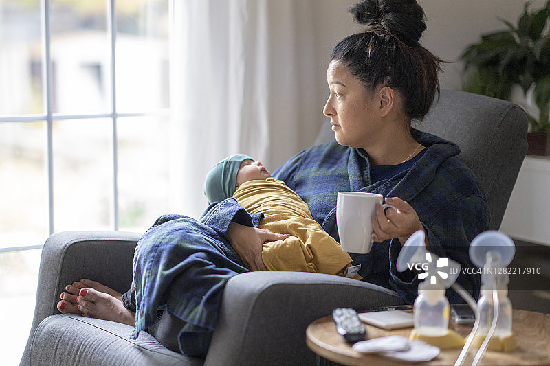 疲惫的新手妈妈抱着宝宝图片素材