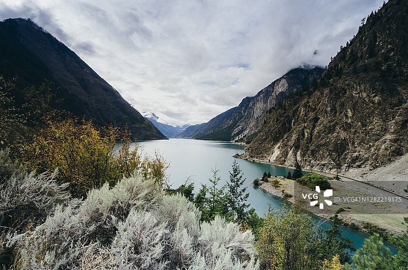 加拿大落基山脉锡顿湖和山脉风光图片素材