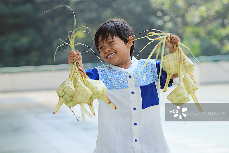 男孩快乐地庆祝开斋节图片素材