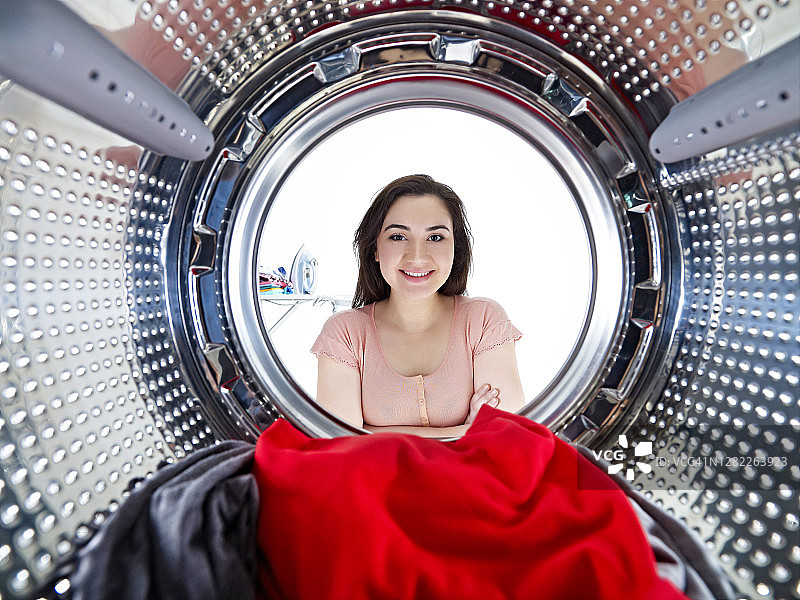 家庭主妇对她要洗的衣服很满意图片素材