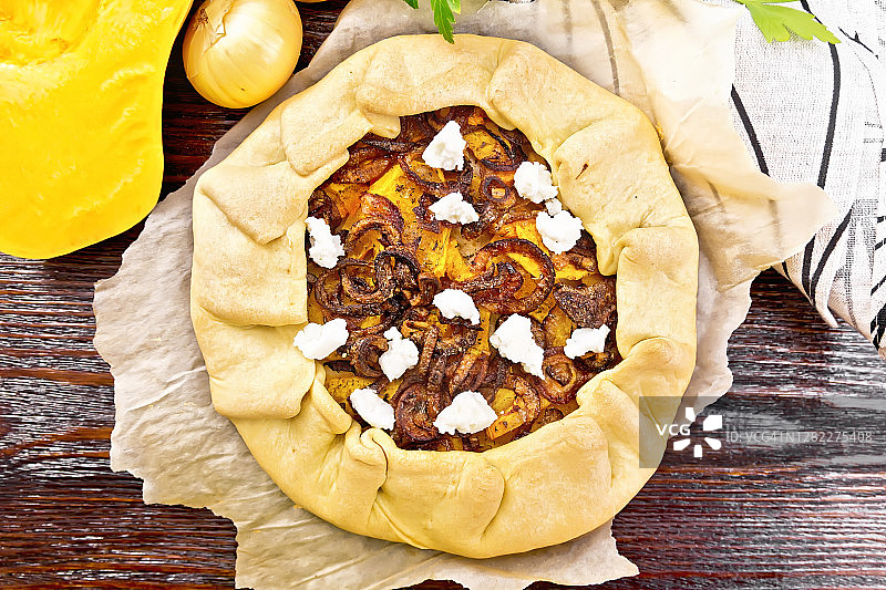 羊皮纸上的南瓜洋葱馅饼图片素材