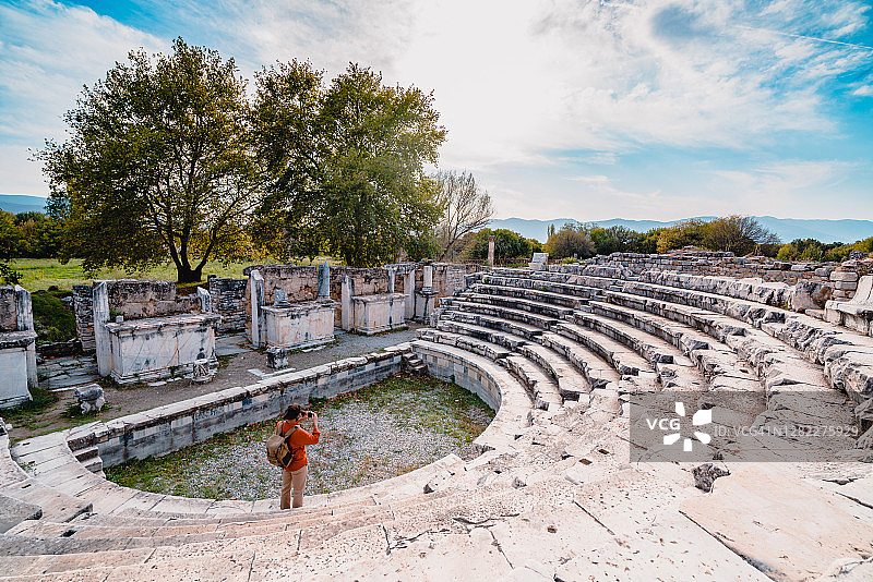 旅行者在阿佛洛狄西亚古城阿尔忒弥斯神庙附近拍摄圆形剧场图片素材