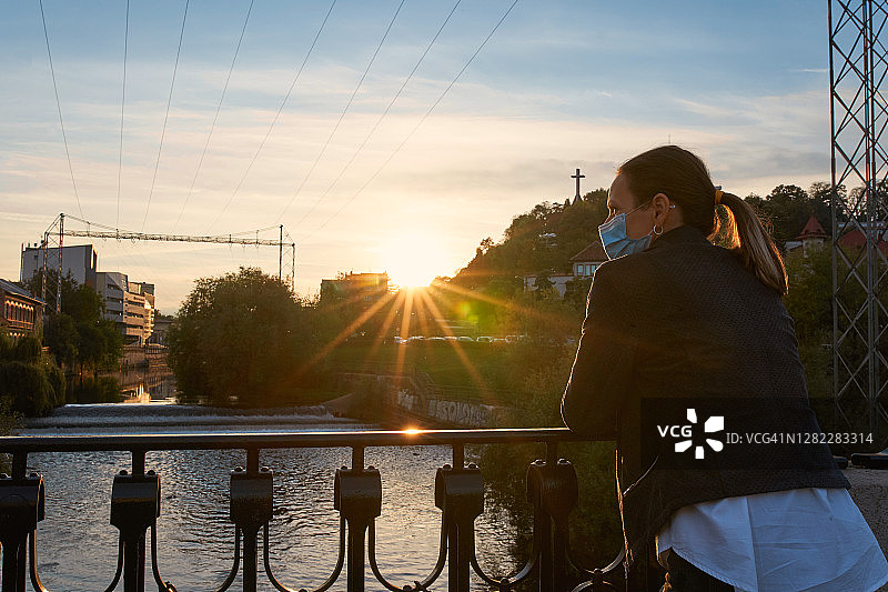 在罗马尼亚克卢日-纳波卡戴口罩旅行图片素材