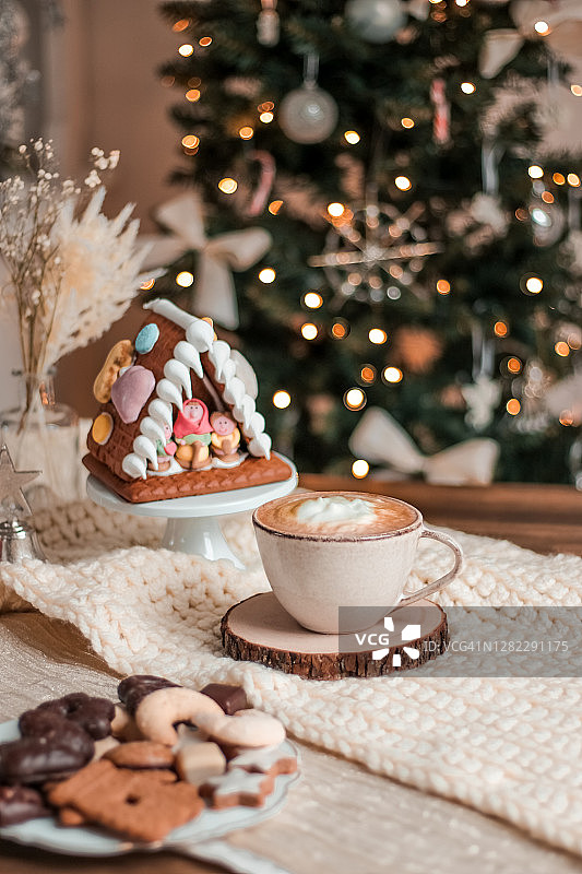 舒适的圣诞热巧克力与饼干和圣诞树图片素材