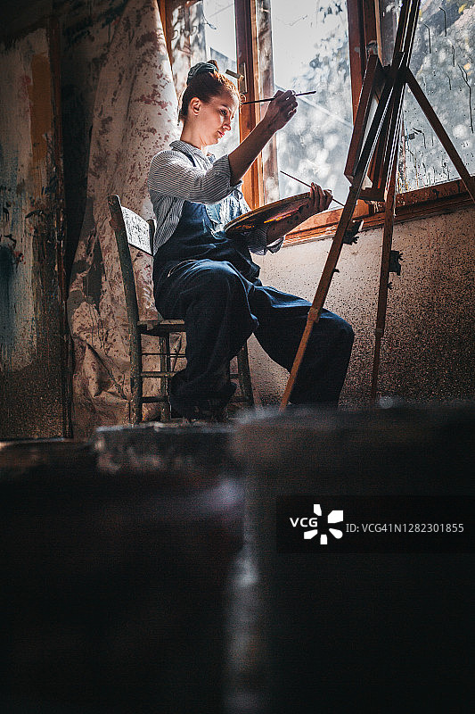 艺术工作室里的年轻艺术家图片素材