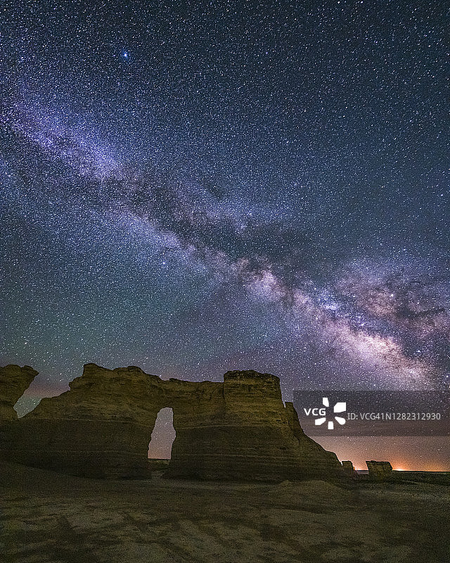 堪萨斯州的纪念碑岩和银河图片素材