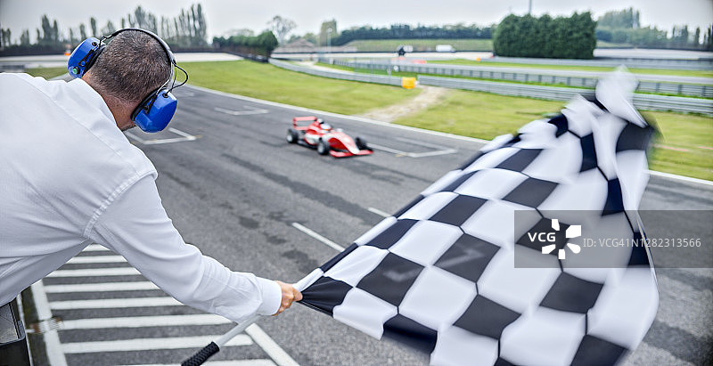 挥舞方格旗的赛车官员图片素材