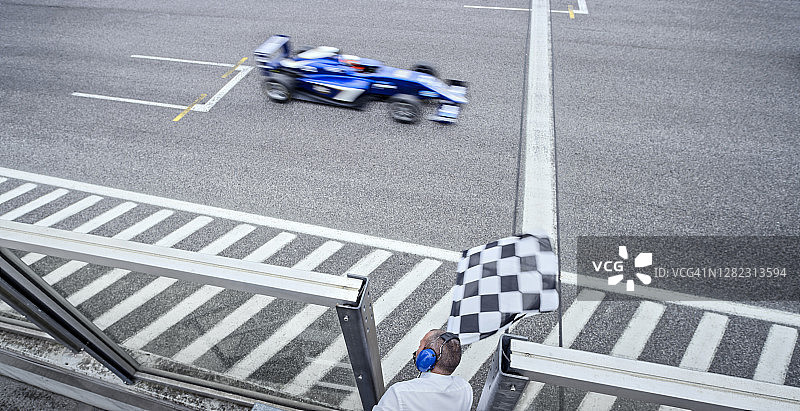 挥舞方格旗的赛车官员图片素材