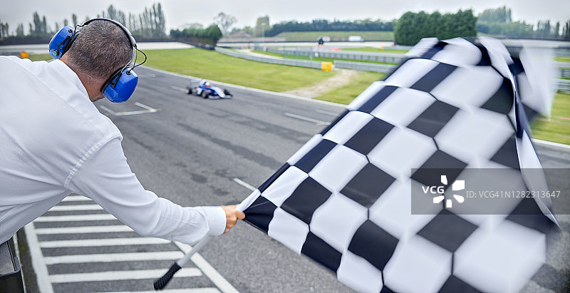 挥舞方格旗的赛车官员图片素材
