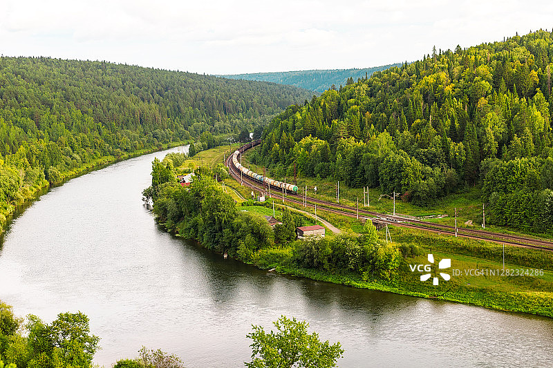 俄罗斯彼尔姆地区昆古尔 - 2020年8月8日：从叶尔马克石头看到的长的多色货运列车图片素材