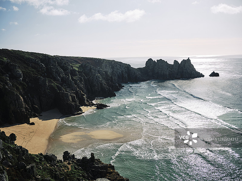 在晴朗的秋日早晨，退潮时穿过佩恩沃德海滩，朝洛根岩石方向望去的景色图片素材