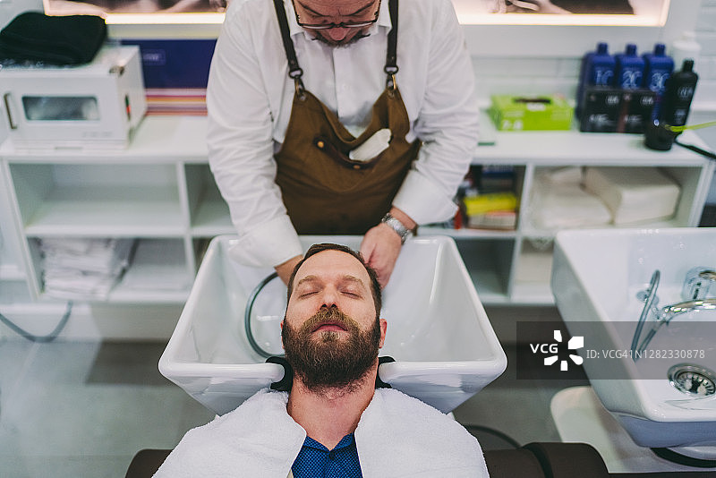 商务男士的奢华美发沙龙图片素材