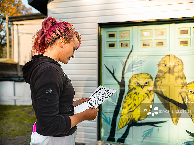 正在工作的女性壁画艺术家图片素材