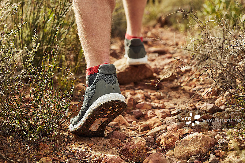 道路越崎岖，山峰越高耸图片素材