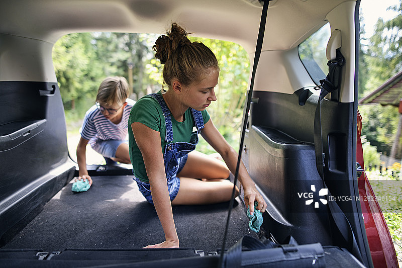 兄妹清洁汽车内部图片素材