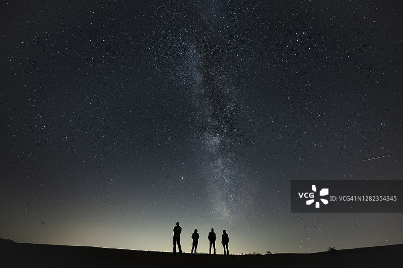 银河下四个人的剪影图片素材