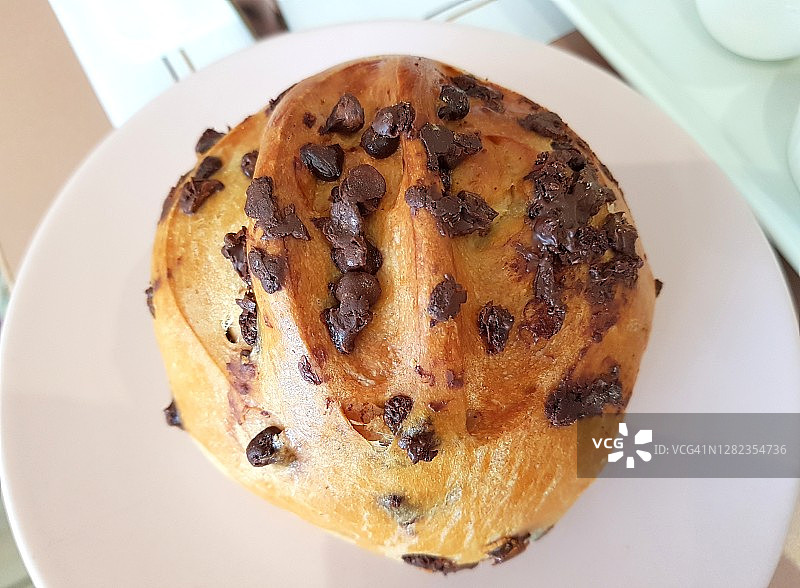 早餐或下午茶用巧克力甜面包特写图片素材