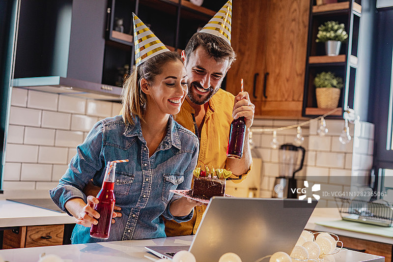情侣在家中通过视频通话庆祝生日图片素材