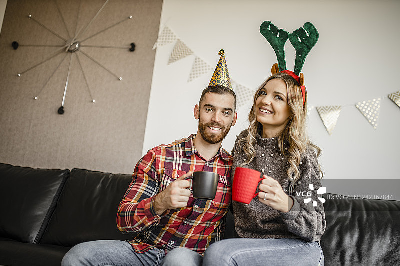 相爱的情侣喝茶享受冬季假期图片素材