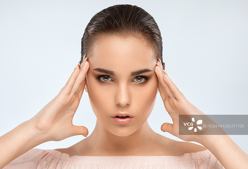 拥有健康洁净皮肤和清新妆容的迷人棕发女孩肖像，审美美容和化妆概念图片素材